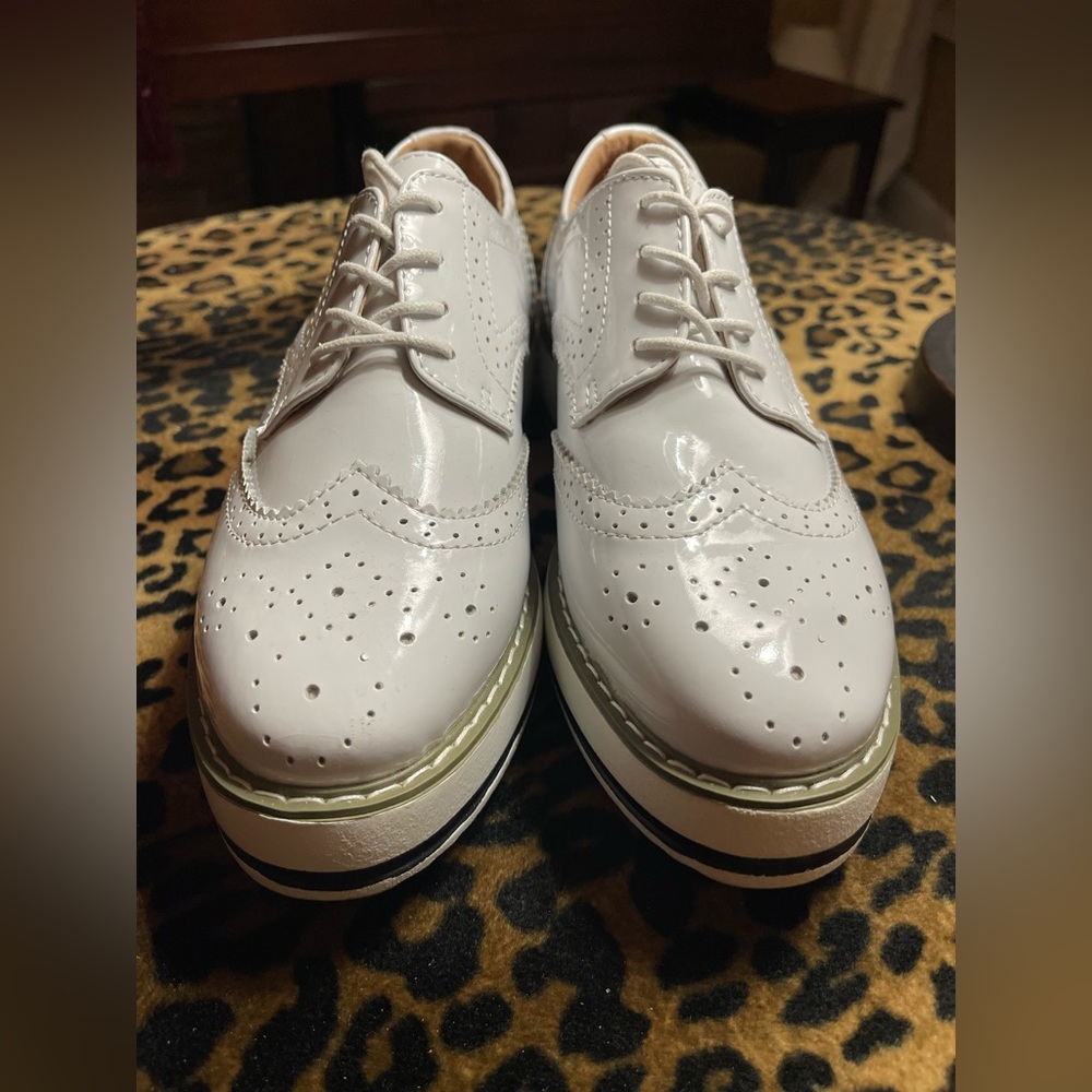Dadawen White Patent Wingtip Oxford Platform Shoes – Size 9.5